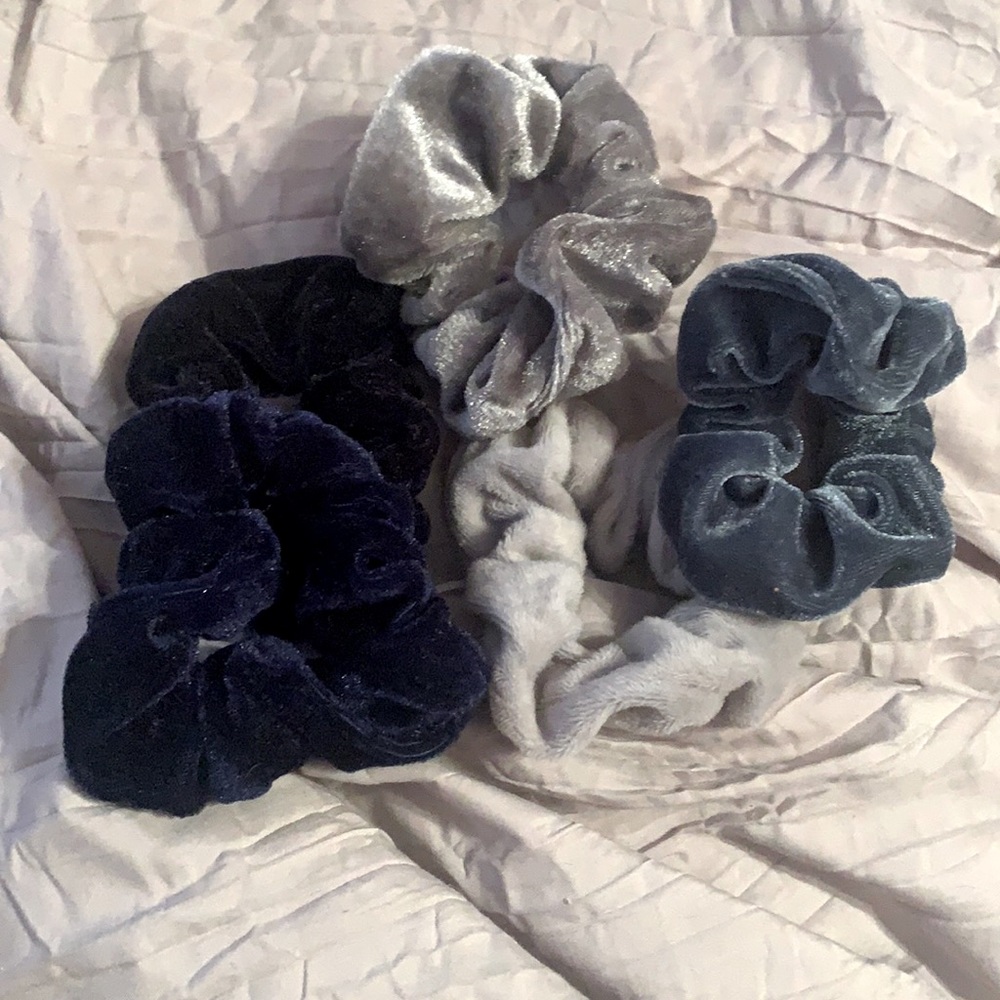 pack of 5 grey and blue scrunchies!